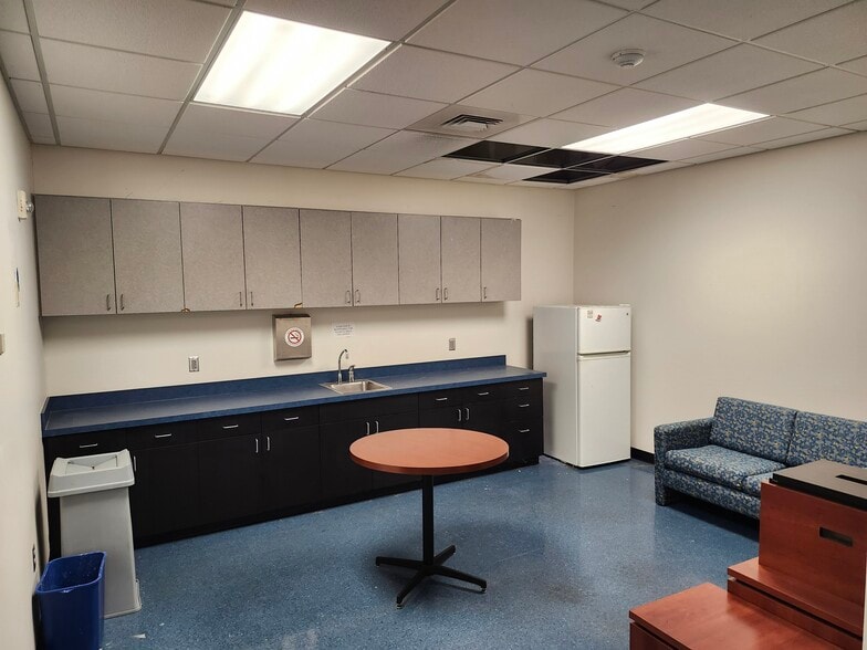 More Photos Of 1600 Sumneytown Pike, Lansdale Bank For Lease