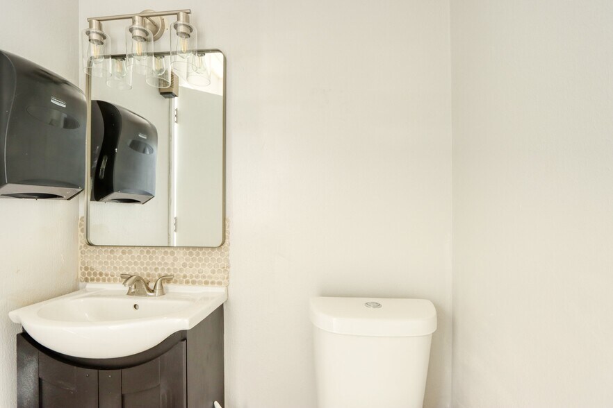 More Photos Of 1717 N Garrett Ave, Dallas Medical For Sale