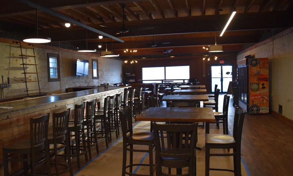 More Photos Of 208 N College Ave, Newton Bar For Sale