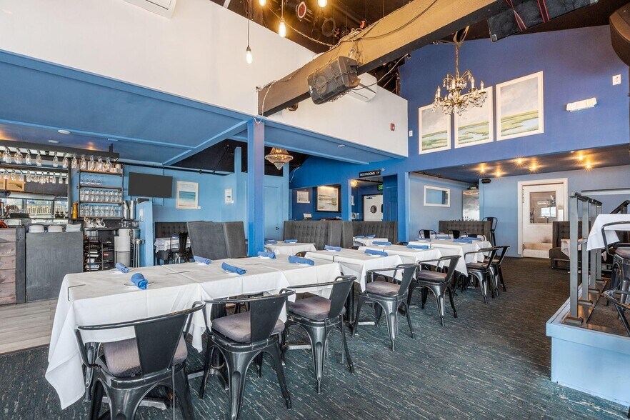 More Photos Of 193A Commercial St, Provincetown Bar For Sale