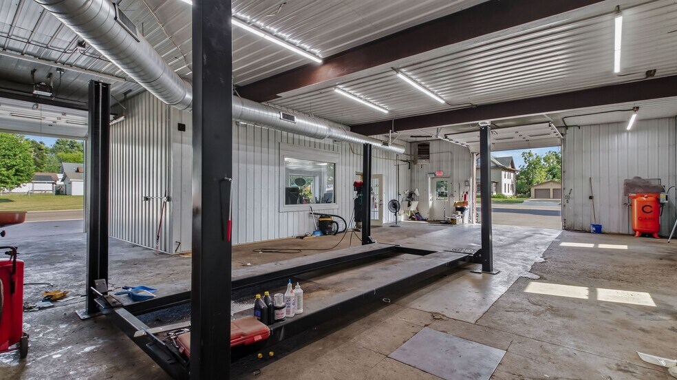 More Photos Of 1417 Martin Rd, Bloomer Auto Repair For Sale