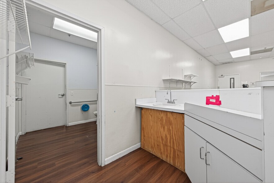 More Photos Of 8525 Queenston Blvd, Houston Freestanding For Sale