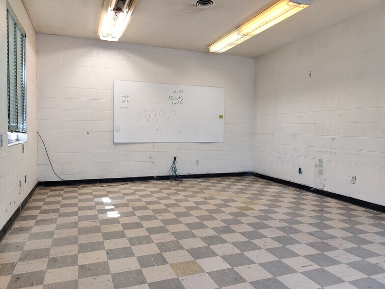 More Photos Of 211 W Walnut Ave, McKenzie General Retail For Lease