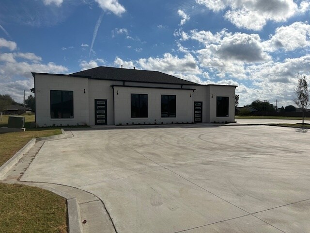More Photos Of 1010 S Santa Fe Ave, Moore Office For Sale