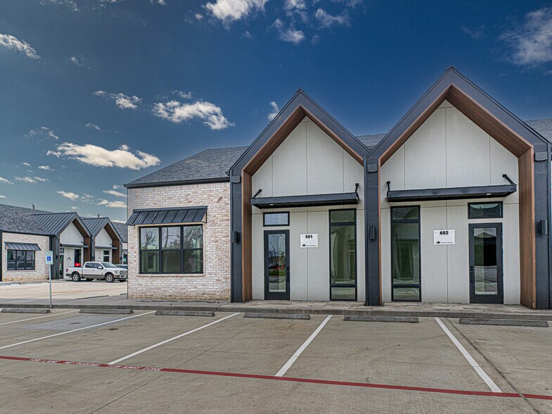 More Photos Of 1325 Main St, Katy Office For Sale