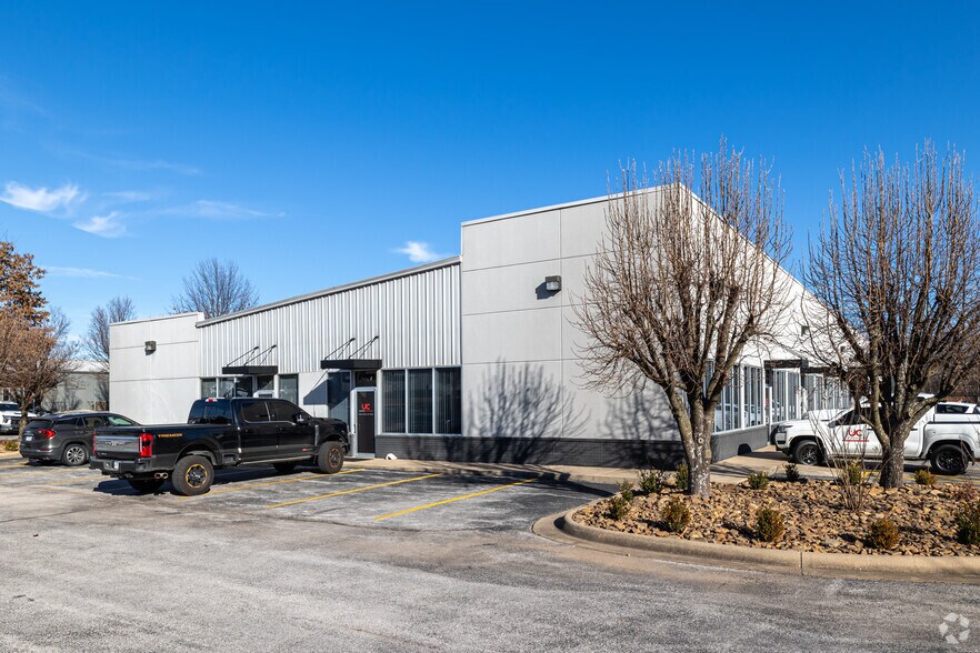 More Photos Of 2709 SE Otis Corley Dr, Bentonville Flex For Lease