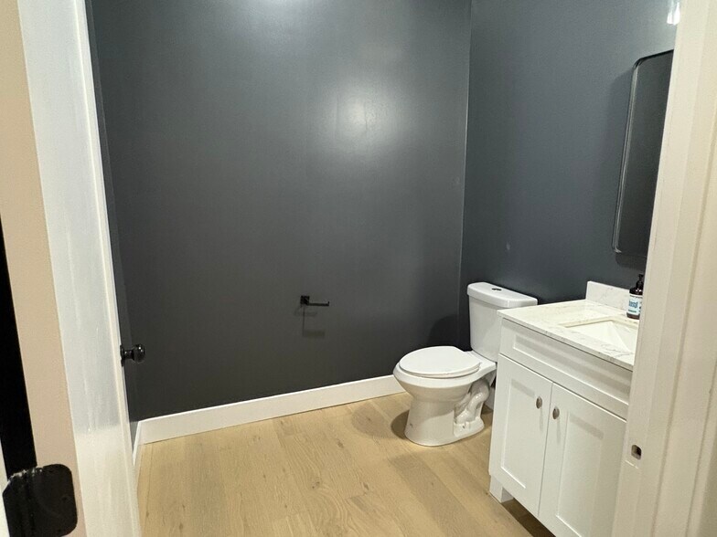 More Photos Of 7909-7925 Station St, Columbus Flex For Lease