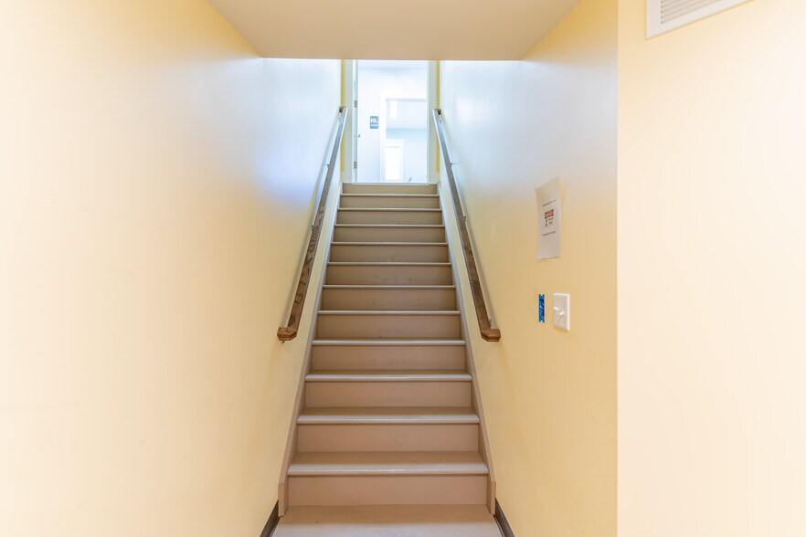 More Photos Of 24 Mill St, Naples Office For Sale