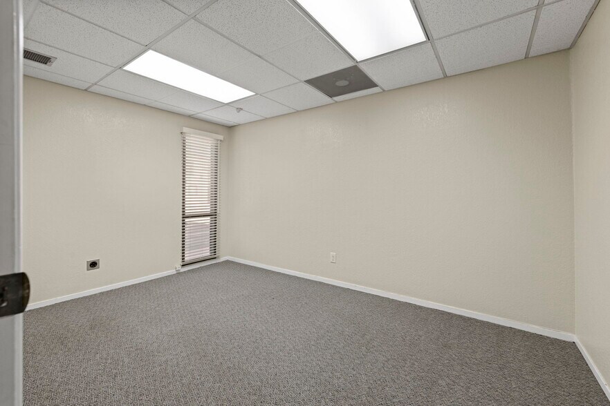 More Photos Of 1606 W Mineral King Ave, Visalia Office For Sale