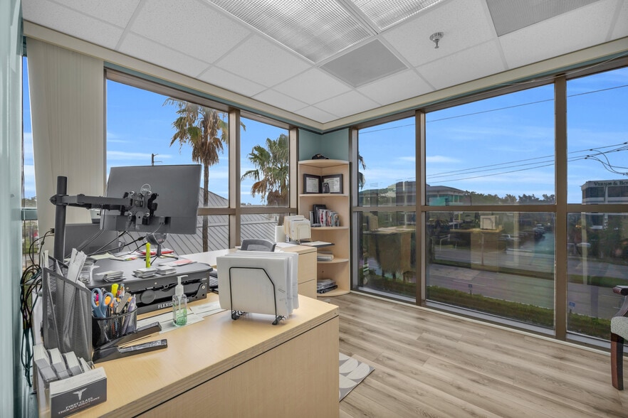 More Photos Of 631 US Highway 1, North Palm Beach Office For Sale