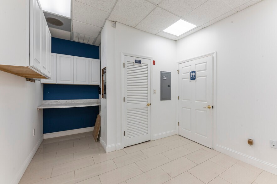More Photos Of 32 Jefferson Plz, Princeton Medical For Sale