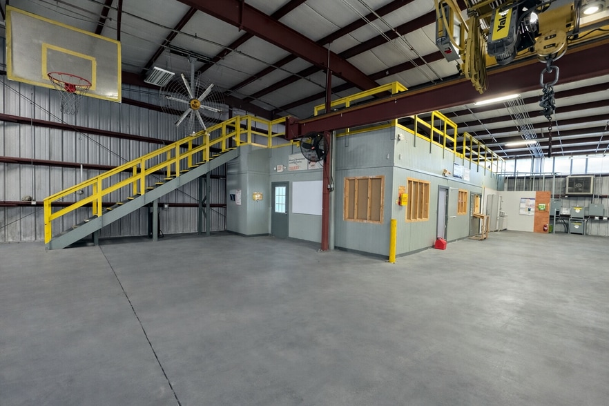 More Photos Of 399 Prairie Industrial Pky, Mulberry Warehouse For Lease