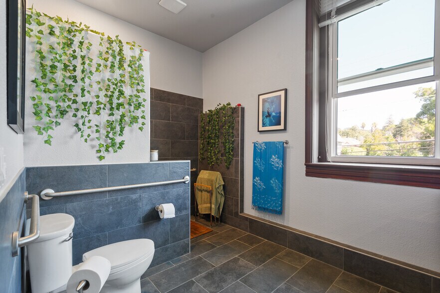 More Photos Of 106 W J St, Benicia Office For Sale