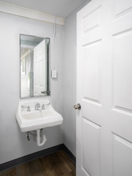 More Photos Of 2410 Angeline St, Kilgore Freestanding For Lease