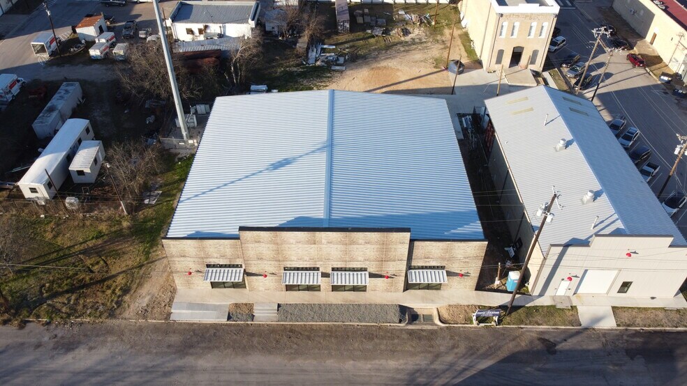 More Photos Of 202 W 1st St, Taylor Flex For Lease