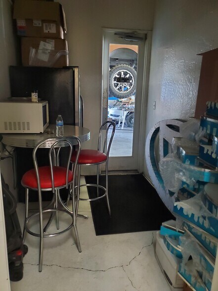 More Photos Of 2550 W Deer Valley Dr, Phoenix Auto Dealership For Sale