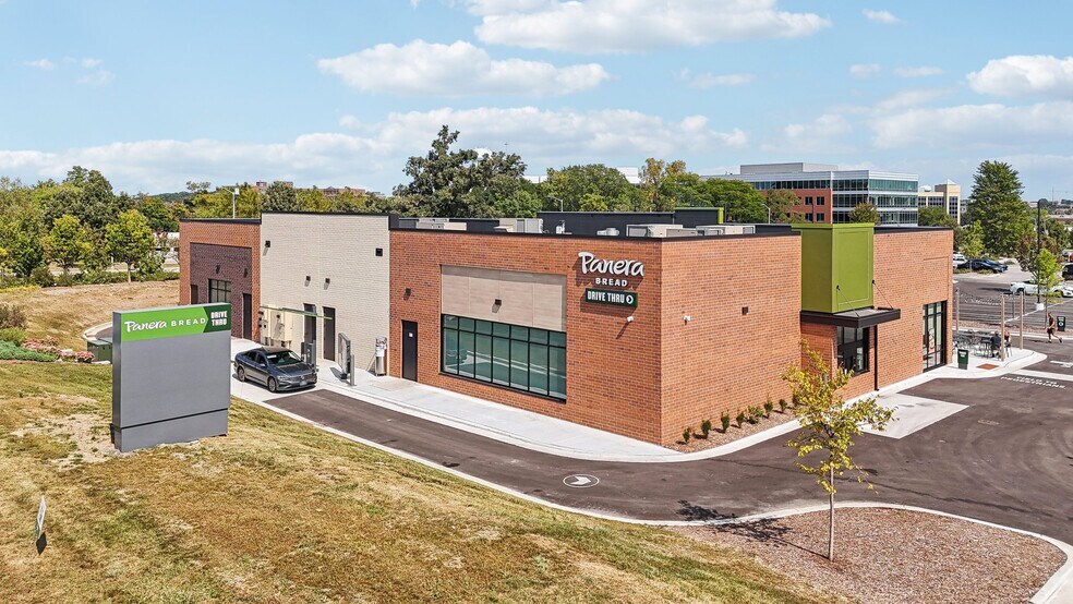 More Photos Of 850-864 N Mayfair Rd, Wauwatosa Storefront For Lease