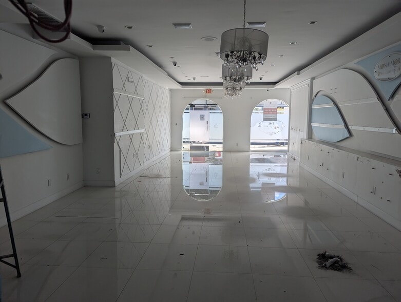 More Photos Of 157-163 N La Cienega Blvd, Beverly Hills Restaurant For Lease