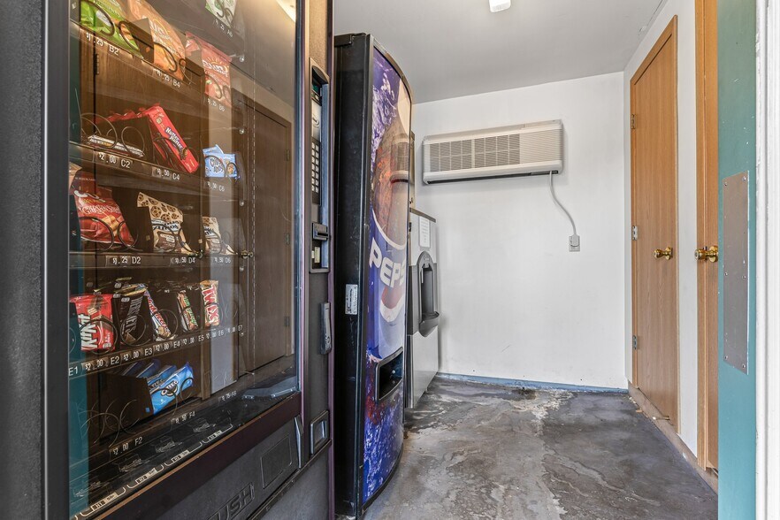 More Photos Of 310 S McCune St, Pilot Knob Hotel For Sale