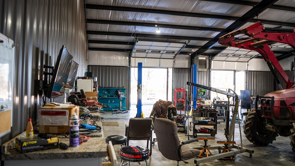 More Photos Of 1885 17th NE st, Paris General Retail For Sale