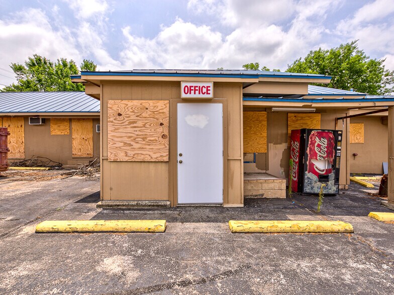 More Photos Of 2627 Manor Rd, Austin Hotel For Sale