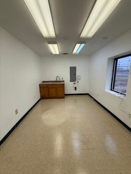 More Photos Of 2215 W Bender Blvd, Hobbs Warehouse For Lease