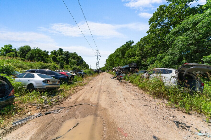 More Photos Of 10466 Central Expy, Dallas Auto Salvage Facility For Sale