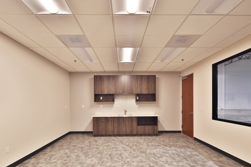 More Photos Of 13943 Balboa Blvd, Sylmar Warehouse For Lease