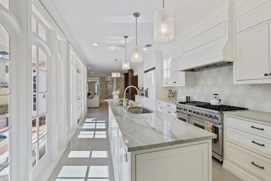 More Photos Of 1810 W 35th St, Austin Specialty For Sale