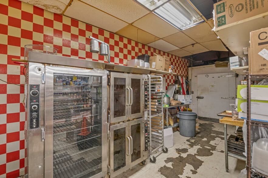 More Photos Of 704 SW Higgins Ave, Missoula Supermarket For Sale