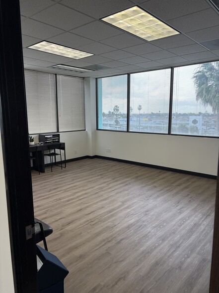 More Photos Of 5555 Garden Grove Blvd, Westminster Office Residential For Lease