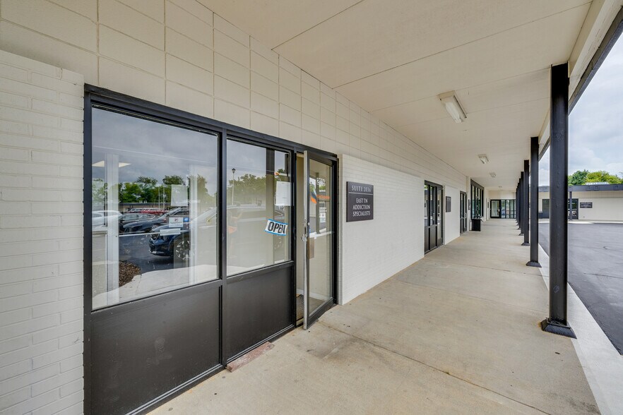 More Photos Of 2008-2036 E Lamar Alex Pky, Maryville Medical For Lease