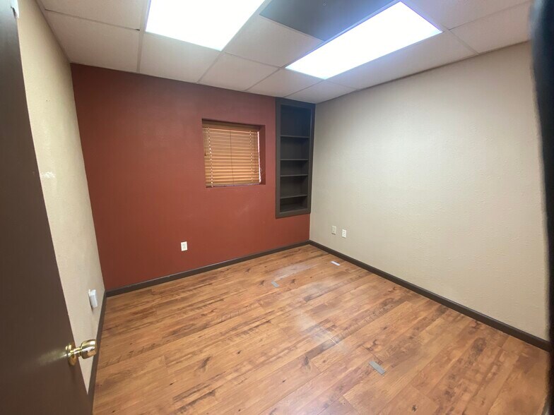 More Photos Of 1128 Westwood Dr, Rosenberg Office For Lease