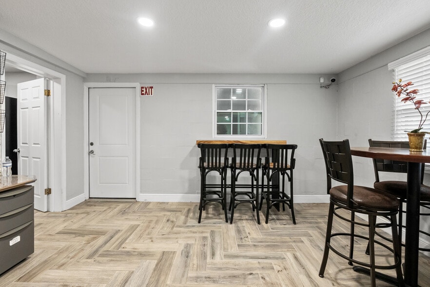 More Photos Of 5424 Edgewater Dr, Orlando Flex For Lease