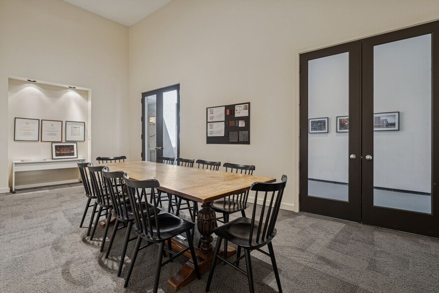 More Photos Of 944 W Huron St, Chicago Office Residential For Lease