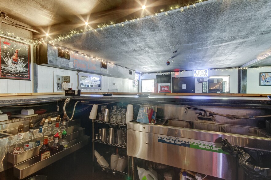 More Photos Of 5402 W US Highway 92, Plant City Bar For Sale