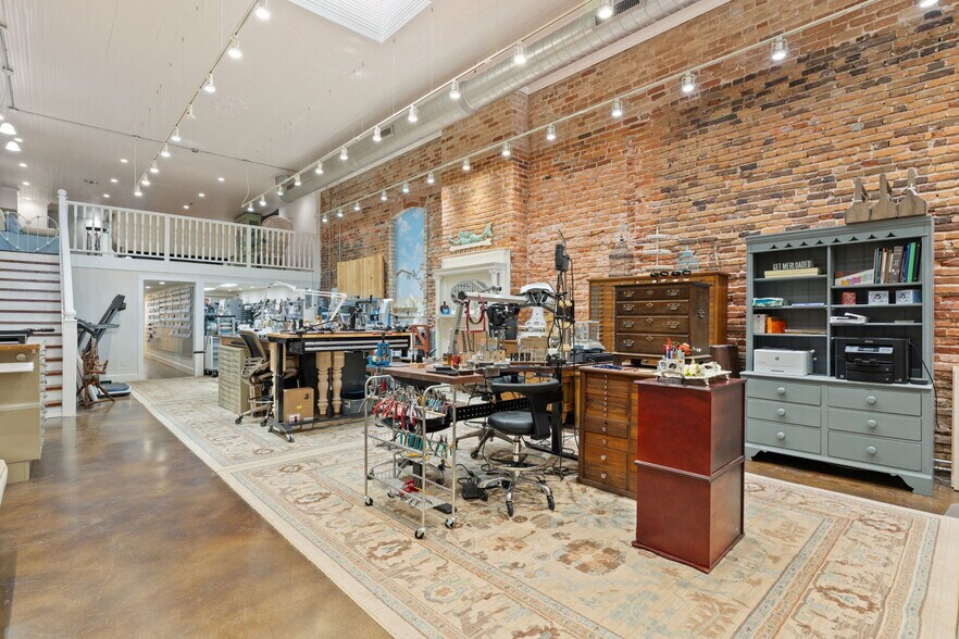 More Photos Of 925 Main St, Bastrop Office Residential For Sale