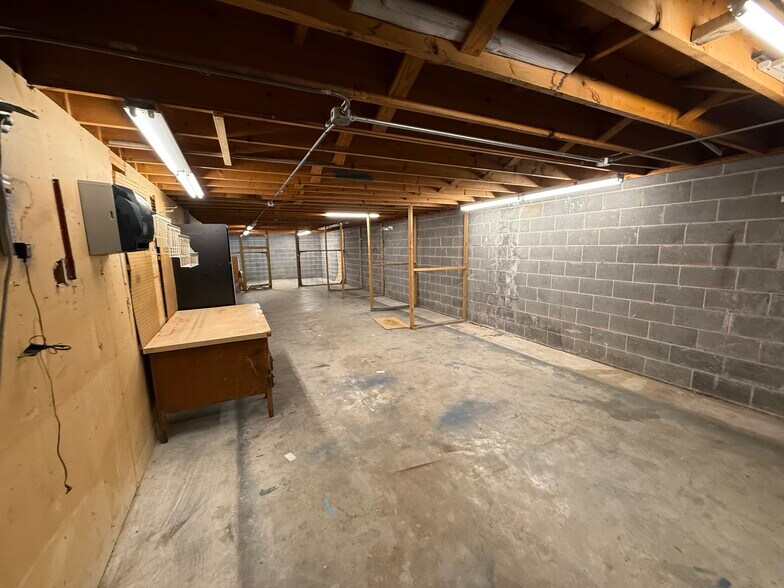 More Photos Of 221 S Poplar St, Elizabethtown General Retail For Lease