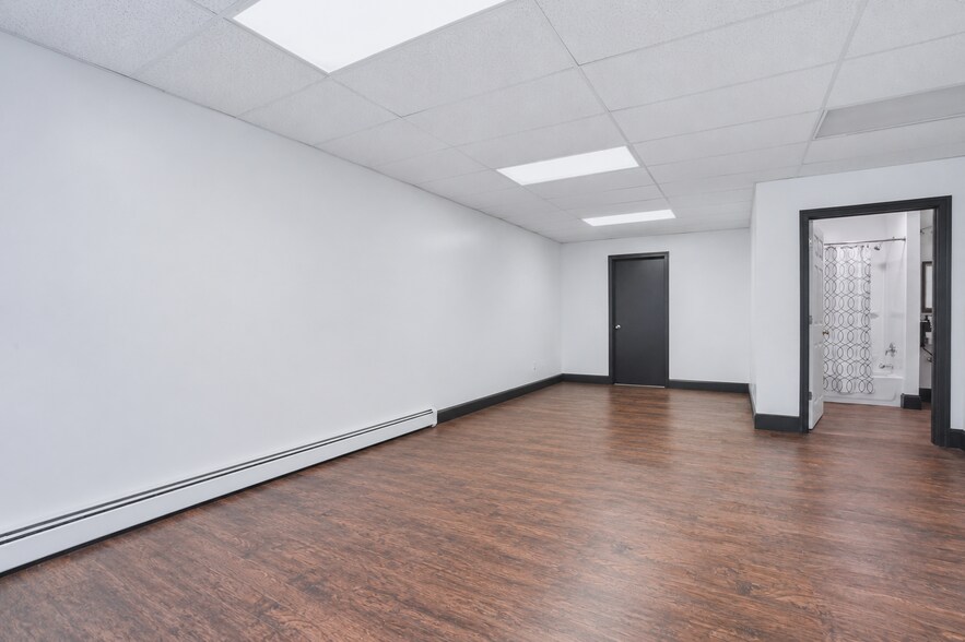 More Photos Of 118 Grand St, Kingston Freestanding For Sale