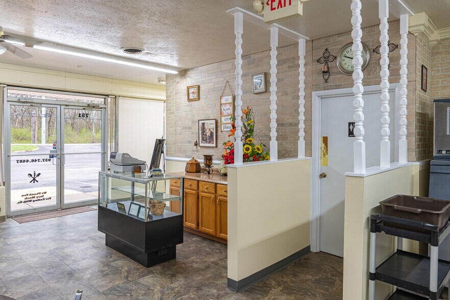 More Photos Of 749-751 Dayton Oxford Rd, Carlisle Freestanding For Lease