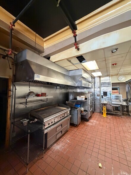 More Photos Of 944 Elm St, Manchester Storefront Retail Office For Lease