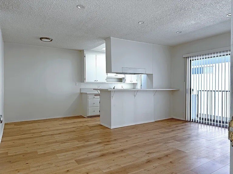 More Photos Of 2030 Holly Dr, Los Angeles Apartments For Sale