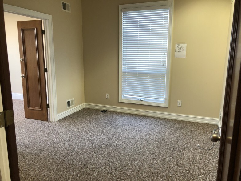 More Photos Of 1528 E Greyhound Pass, Carmel Office For Lease