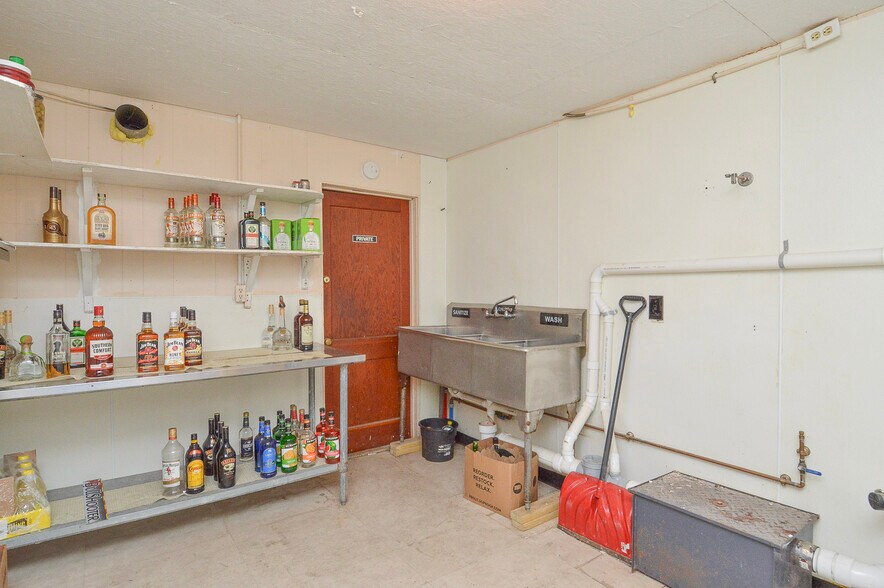 More Photos Of 402 W Deck St, New Douglas General Retail For Sale