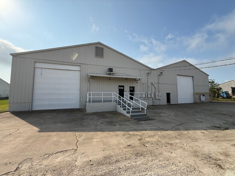 Primary Photo Of 3024 Commerce St, Port Arthur Warehouse For Sale