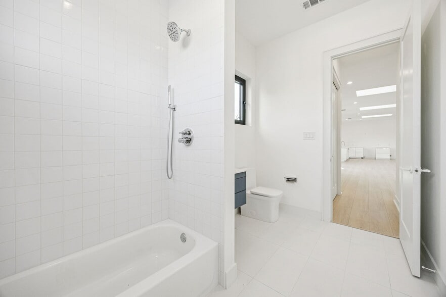 More Photos Of 446 Tyler St, Dallas Office For Sale