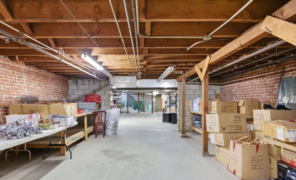 More Photos Of 6670 Hollywood Blvd, Los Angeles Storefront For Sale