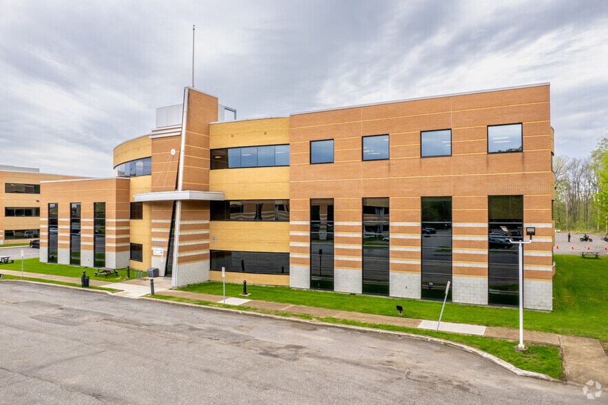 More Photos Of 420 Boul Armand-Frappier, Laval Medical For Lease