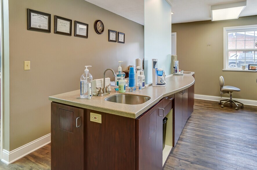 More Photos Of 1010-1090 N Market St, Troy Medical For Lease