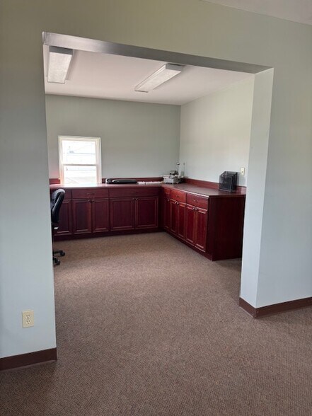 More Photos Of Lincoln highway, La Porte Warehouse For Lease